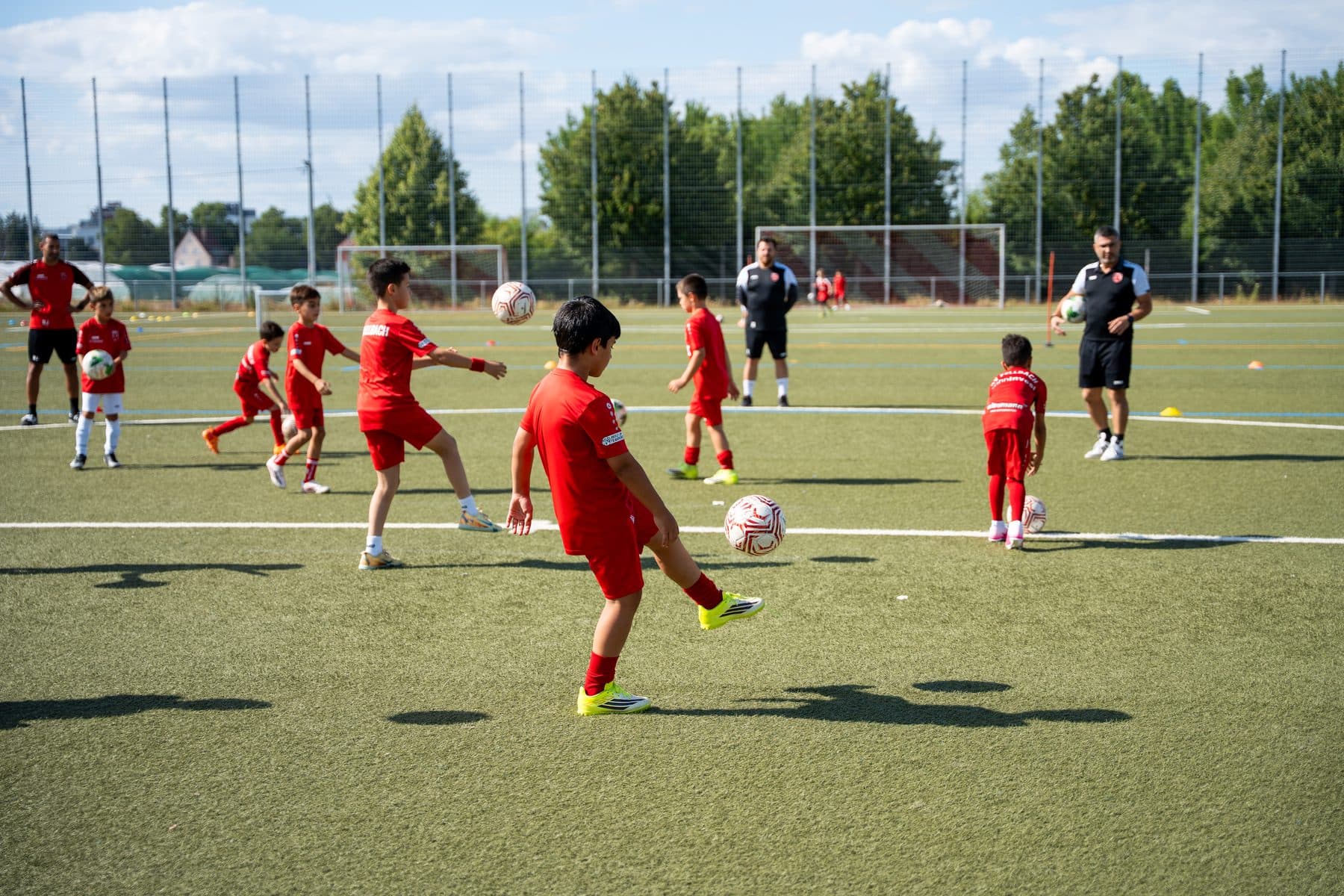 Fußballcamp der SVF Talentakademie – Nachwuchsspieler beim Balltraining