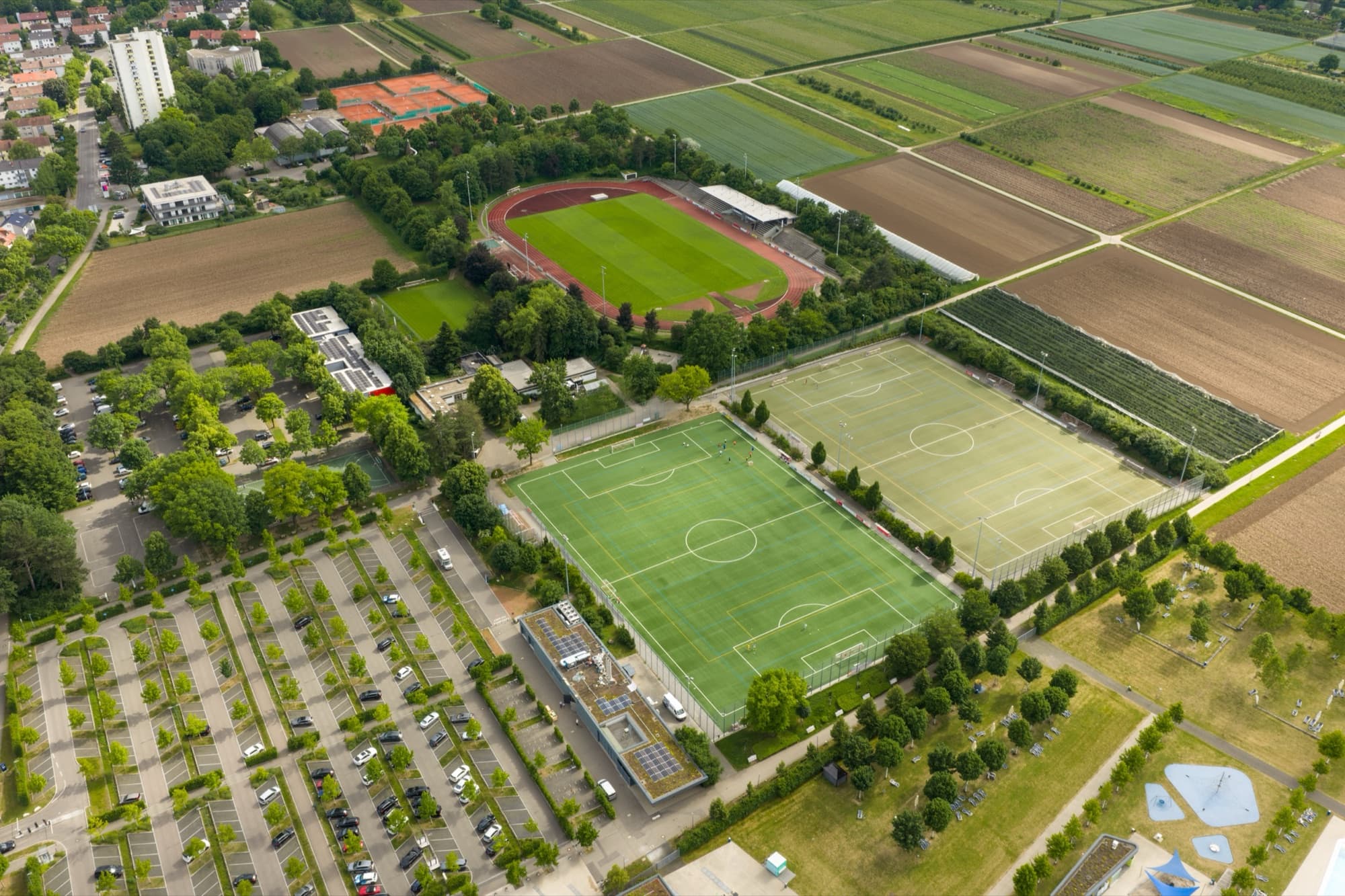 Luftaufnahme der Sportanlage des SV Fellbach mit Max-Graser-Stadion und Kunstrasenplätzen