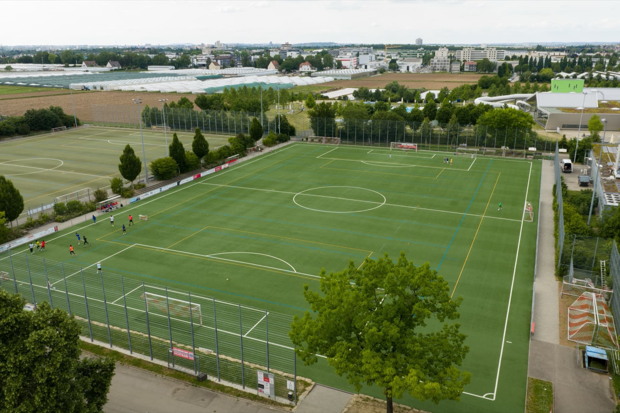 Kunstrasenplatz des SV Fellbach mit trainierenden Spielern