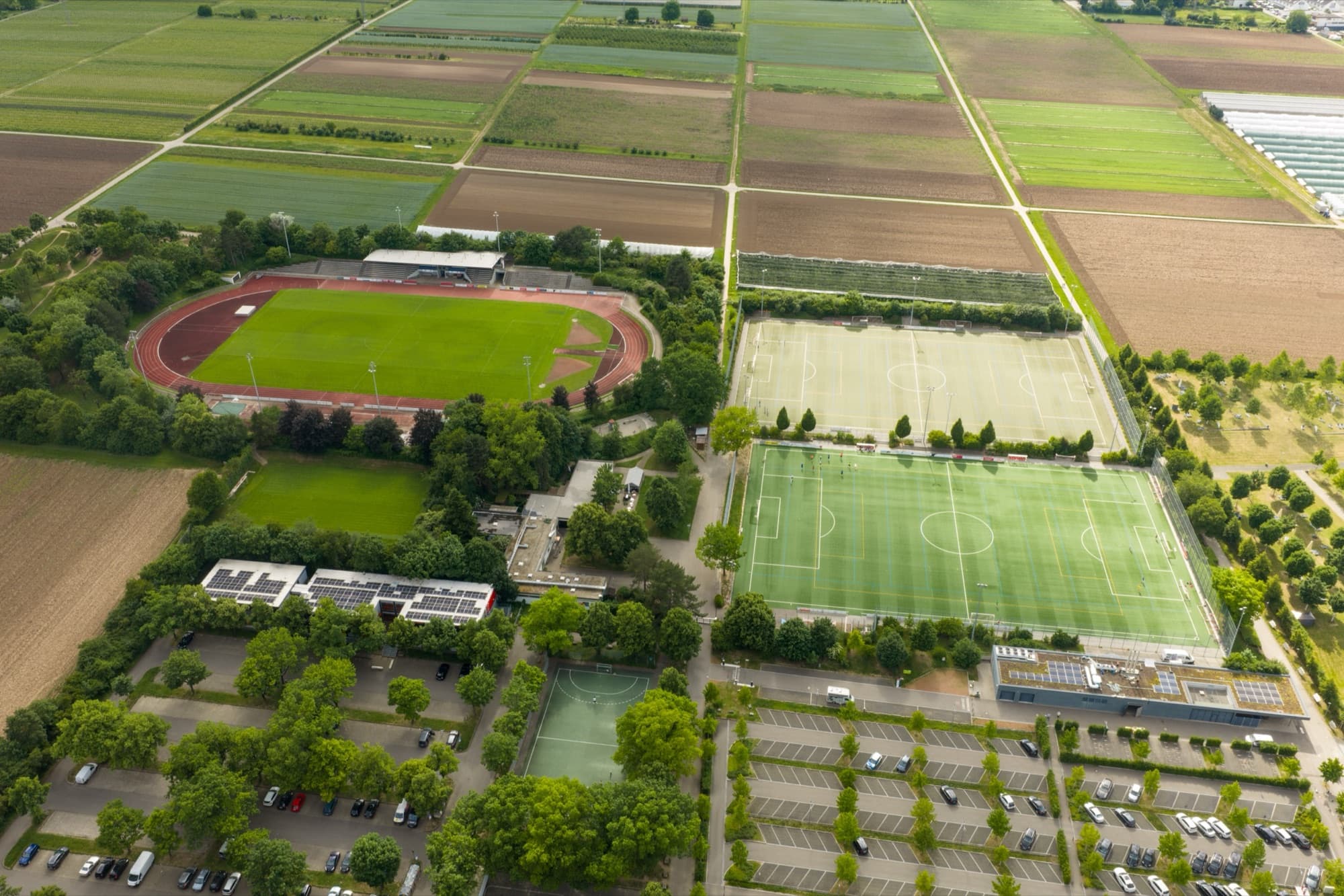 Luftaufnahme des gesamten Sportgeländes mit Stadion und Kunstrasenplätzen