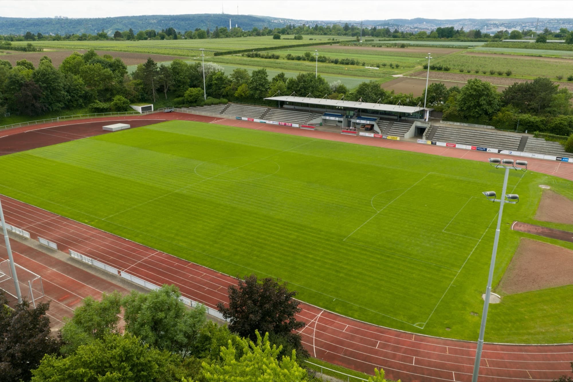 Das Max-Graser-Stadion mit Haupttribüne und Laufbahn