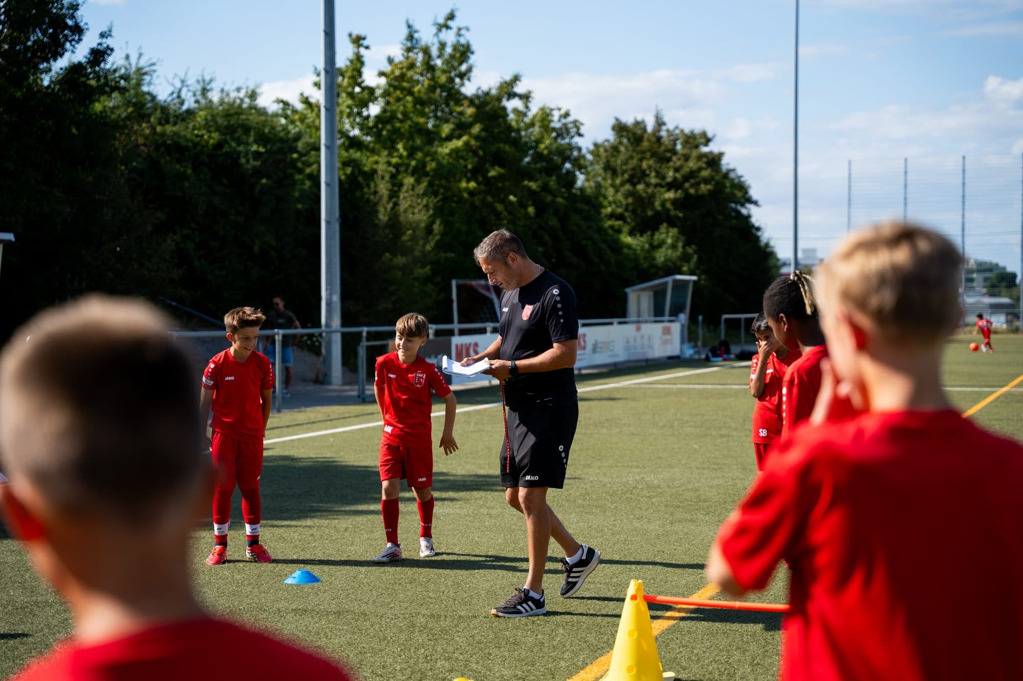 Trainer und Nachwuchsspieler des SV Fellbach beim NFZ-Training