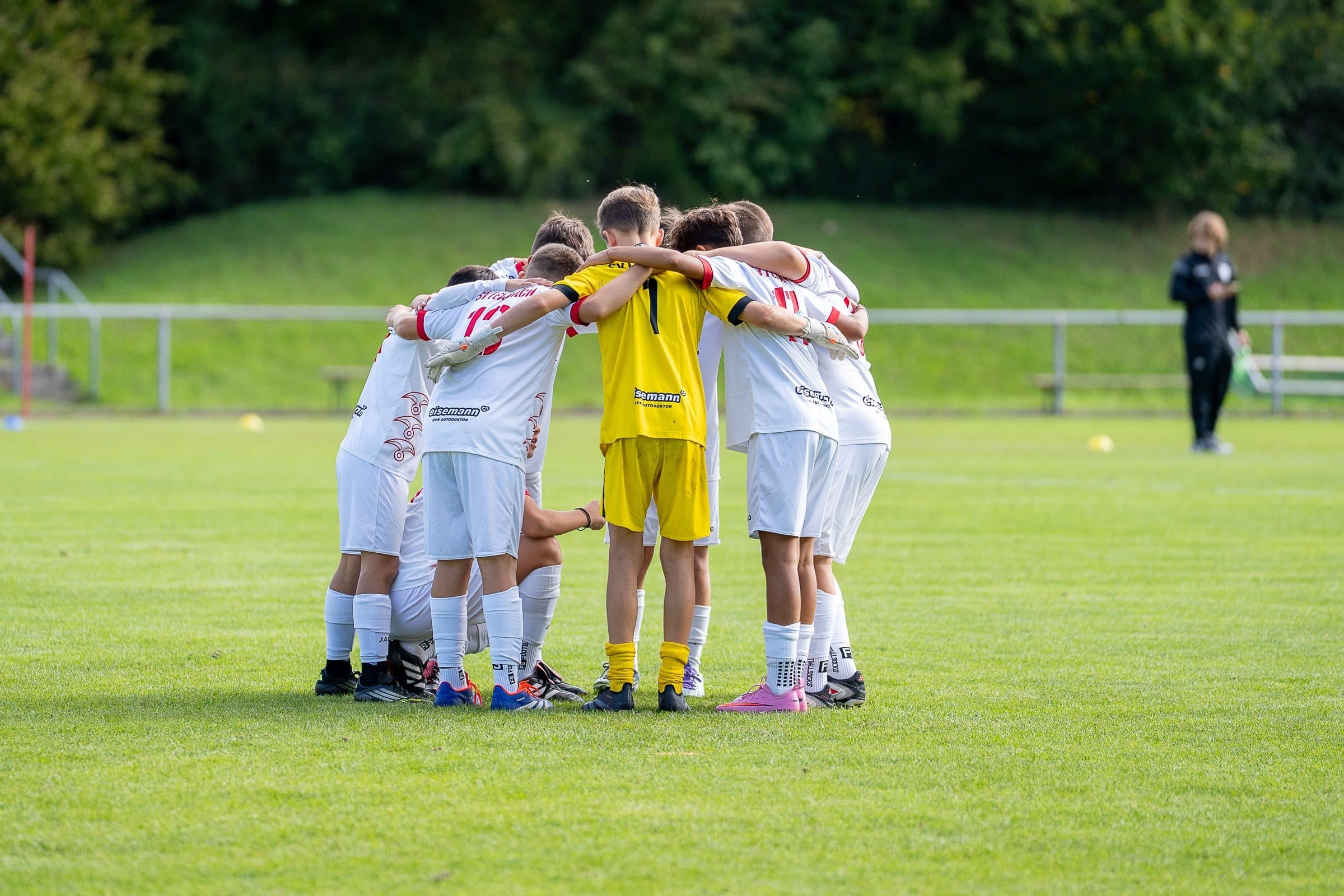 Nachwuchsmannschaft des SV Fellbach im Mannschaftskreis vor dem Spiel